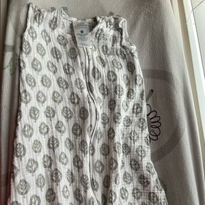 EUC muslin HALO sleep sack size M leafs design